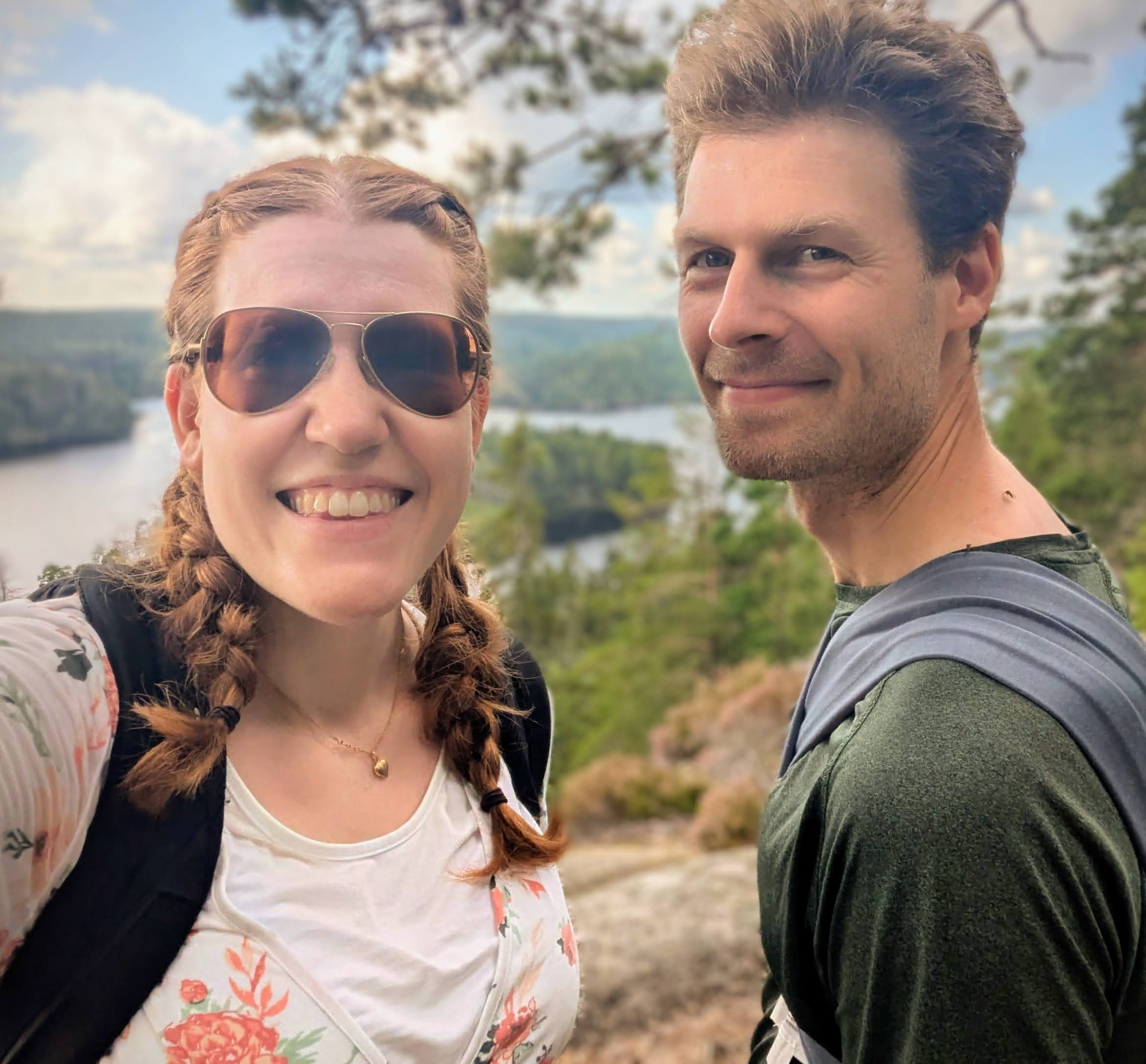 Ascool bild på Matilda och Fredrik på vandring runt Ågelsjön.