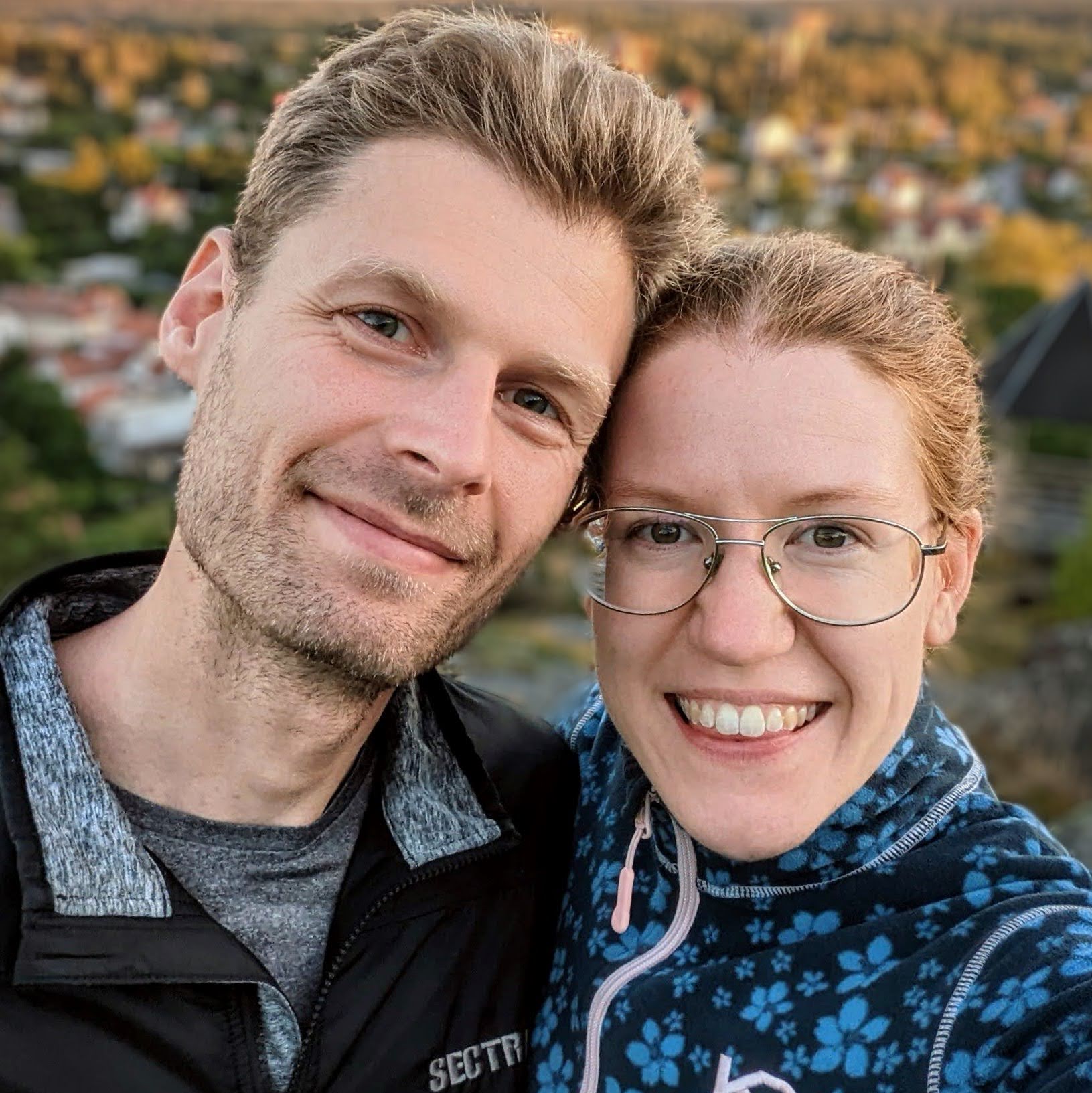Vacker bild på Matilda och Fredrik på berget i Gamleby.