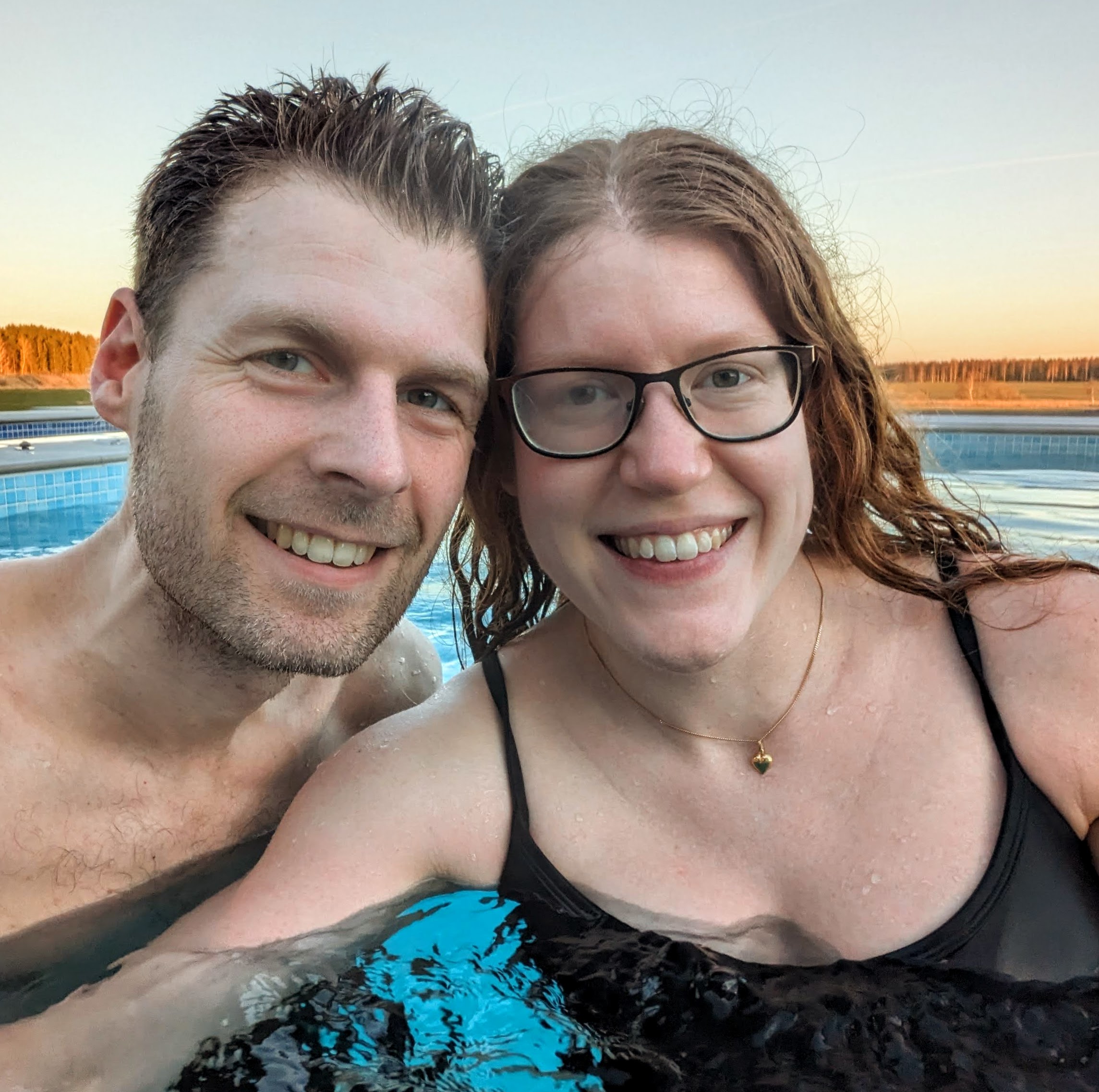 Superfin bild på Matilda och Fredrik i utomhuspoolen på Högby.